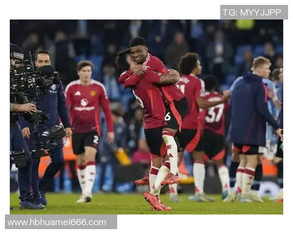 曼联主场逆转曼城精彩对决以四比二赢得胜利再现红魔风采 曼联主场逆转曼城精彩对决以四比二赢得胜利再现红魔风采